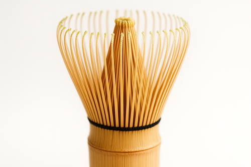 核心产品与质量特写	构图： 聚焦于一支竹制的抹茶筅，背景是纯净的白色或浅色。细节： 特写展示竹筅底部密集的100根竹须，竹须顶端有微微的泡沫（Matcha foam），暗示其专业的打泡能力。	专业级品质，高销量潜力