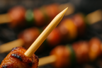 使用场景与品质特写	构图： 一张竹签近景特写，竹签上插着一块烤熟的肉或蔬菜。细节： 强调竹签的尖锐度和打磨后的光滑表面（无毛刺）。背景可以是模糊的烧烤场景。	产品实用性，提升客户终端用户体验。