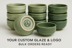 定制与批量展示	构图： 整齐堆叠一摞颜色略有不同的抹茶碗，展示批量感和色彩选择。前方放置一个特写，碗底印有一个精致的定制 Logo（虚拟）。文字： "Your Custom Glaze & Logo - Bulk Orders Ready."	OEM/ODM 服务和批量一致性